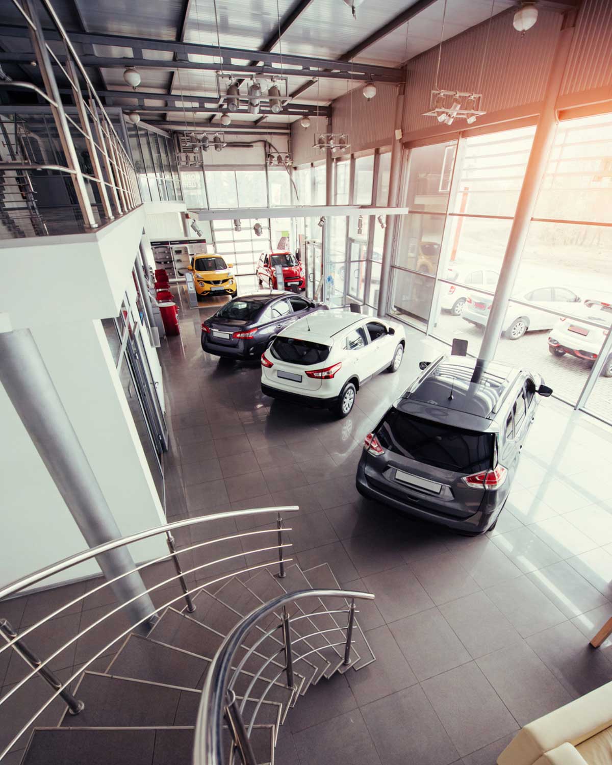 Blick von oben in den Showroom eines Autohauses mit mehreren Fahrzeugen